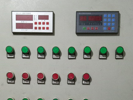 廠內(nèi)電器控制臺(tái)